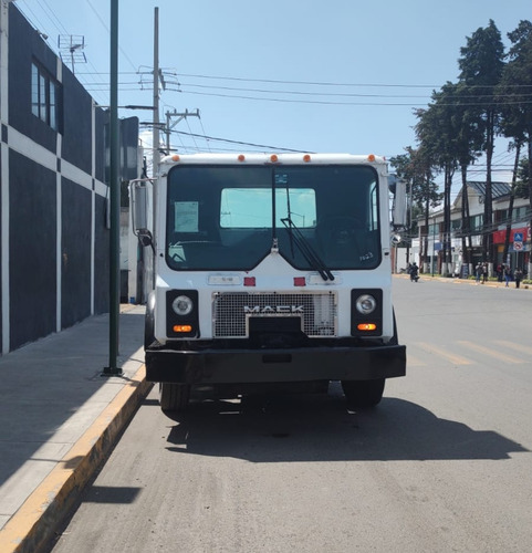 Camion Mack Equipado Con Sistema De Roll Off Galbreath