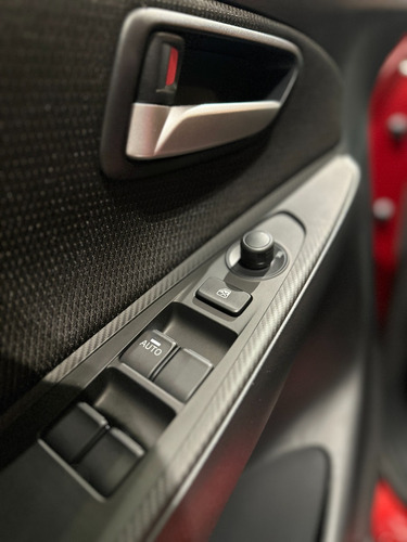 Imagen 17 de 21 de Mazda 2 Sedan Touring At Rojo