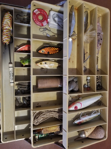 Caja De Pesca Antigua Plano Con Señuelos Y 2 Carretes Zebco (Usado)