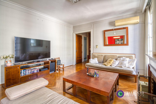 Piso De Categoría En Edificio Estilo Francés - Recoleta