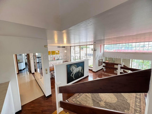 En Alqueler Hermosa, Espaciosa Y Fresca Quinta Con Una Esplendida Vista Al Ávila, 5 Habitaciones Todas Con Baño Privado Y Aa, Amplias Areas Sociales Nunca Falta El Agua Ni La Luz Vi Mls #25-875