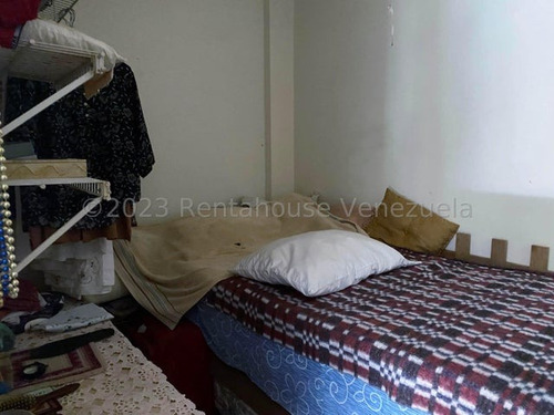 Amplia Quinta En Venta. Urb. Montecristo.