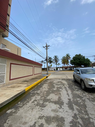 Apartamento 250 Mt2 Playa Mansa Res. Karla-doris R