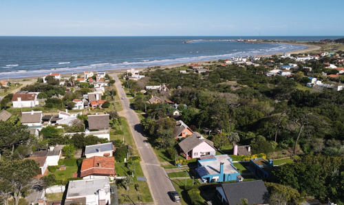 Inmobiliaria Costa Azul Vende Muy Buena Casa A Una Cuadra De La Playa De La Aguada