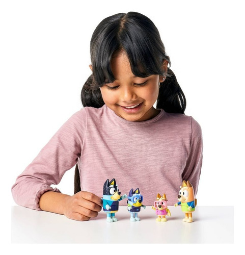 Figuras Del Día Familiar En La Playa De Bluey -