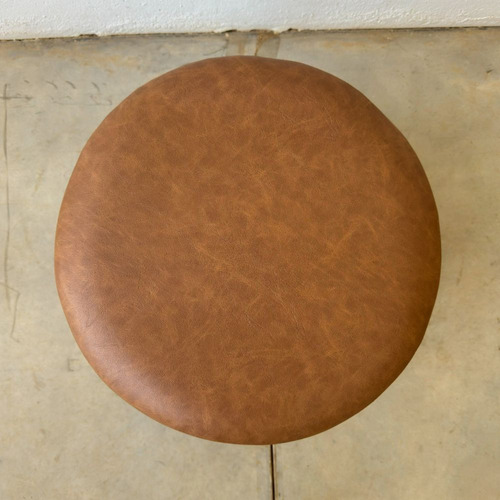 Puff Barcelona Decorativo Com Couro Caramelo E Base Madeira