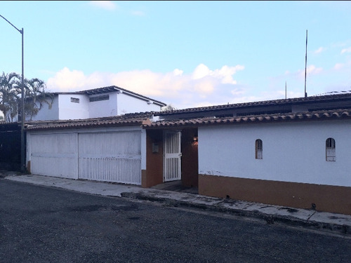 Casa Cerca Al Colegio Madre Matilde, Prados Del Este, Hermoso Jardin Posee Un Anexo