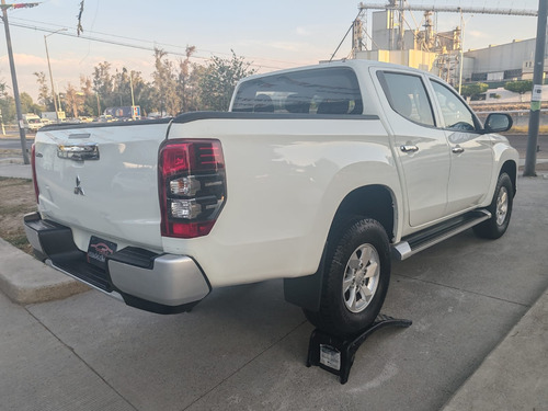 Mitsubishi L200 2.4 Cabina Doble 4x2 Mt