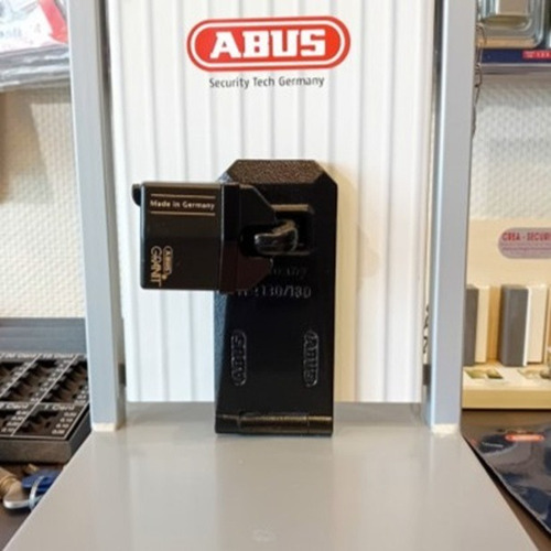 Aldaba Abus Portacandado Serie 130 180mm Acero Endurecido Negro