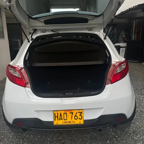 Mazda 2 Hb At 1.5cc 2015