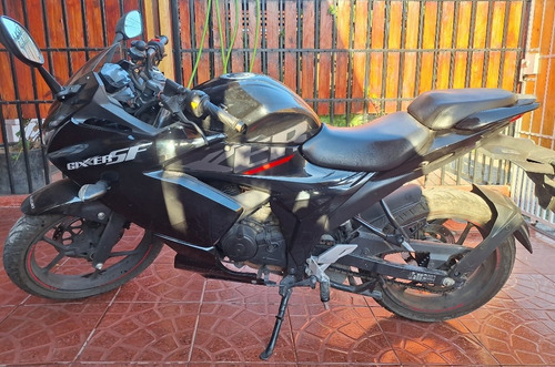 Suzuki Gixxer, Color Negro, Detalles Esteticos Minimos