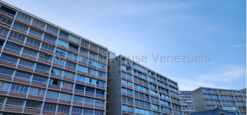 Amplio Apartamento En Venta En La Urb. El Encantado 24-19080