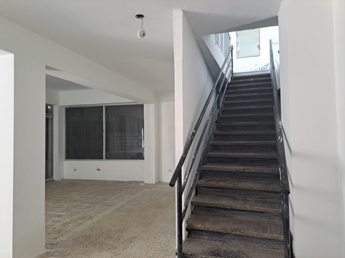 Se Alquila Local Comercial A Pie De Calle En La Av 5 De Julio En Puerto La Cruz, Anzoategui