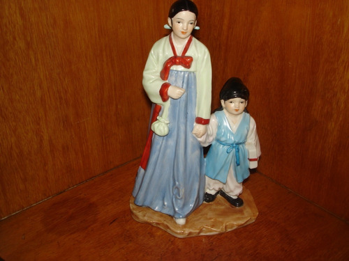 Extraordinaria Figura De Porcelana Cdc Korea Dama Con Niño 