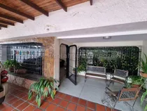Comprar Casa En Venta Barquisimeto, Gisselle Lobo Vende Excelente Casa En Zona Privilegiada De La Ciudad, Posee Grandes Salones, Apartamentos Tipo Estudio, Estacionamientos, Es Moderna Y Cómoda  2 5 7 1 2 8  