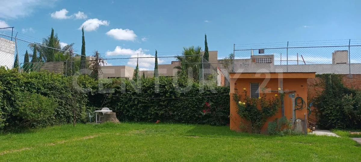 Venta Casa De Un Piso Con Amplio Jardín, Santiago Momoxpan.