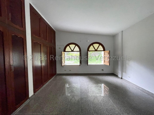Casa Quinta En Venta Totalmente Remodelada En El Castaño Maracay Con Cocina Empotrada Seguridad Nela 25-1318