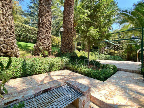 Casa En Venta De 4dorm, 3 Serv, Piscina, Jardin. En Vitacura