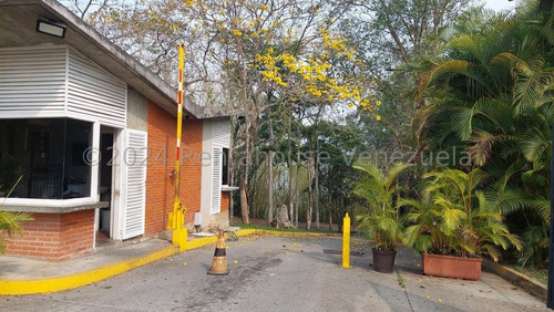 Ka En Venta Town House En Villa Nueva El Hatillo 25-12707