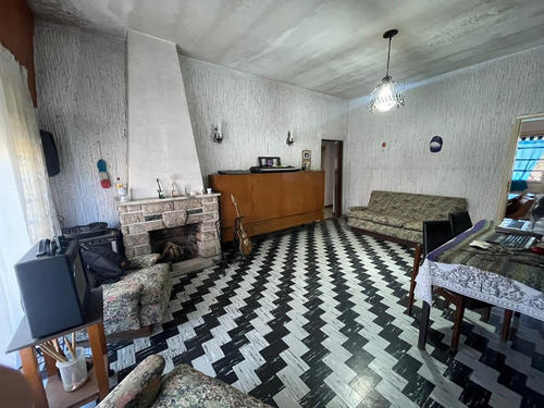Castelar Norte Casa De 3 Ambientes Con Terreno Apta Crédito
