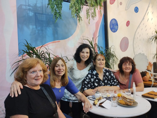 Grupo De Mujeres De 44 A 99 Años  Creando Puentes 