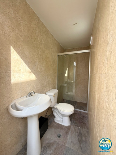Casa En Venta En Res. Playuela - Tucacas.