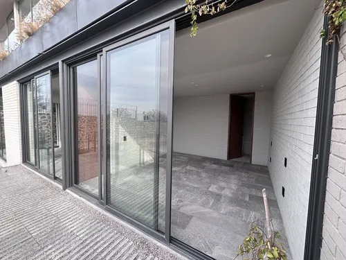 Nueva Con Diseño Arquitectónico Vanguardista