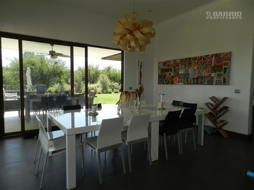 Casa En Venta De 5 Dormitorios En Colina