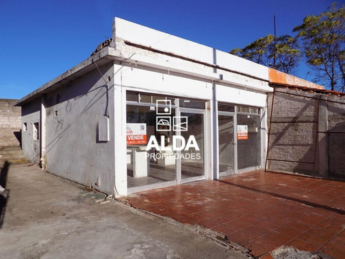 Imagen 1 de 10 de Local Comercial Centro Piriápolis Venta Lo101100