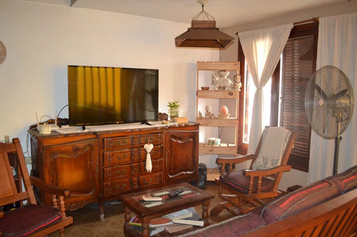 Propiedad En Venta 4 Dorm Y Cochera Gaboto Al 2500