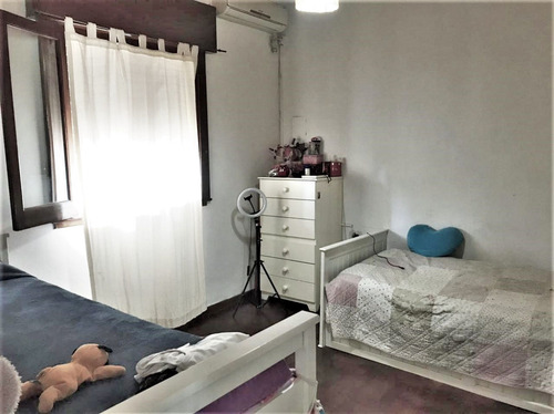 Casa En Venta De Dos Dormitorios Y Parque La Plata