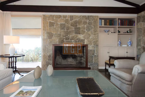 Hermosa Casa Frente Al Mar , Playa Mansa Punta Del Este.-