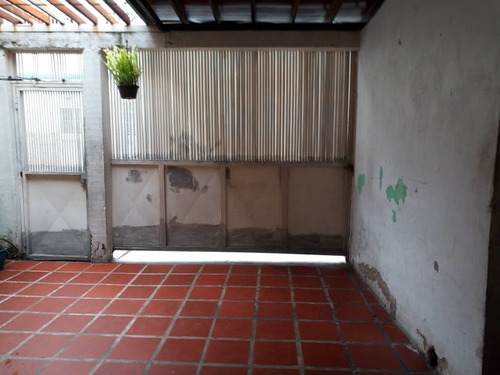 Imagen 1 de 8 de Casa En El Cementerio