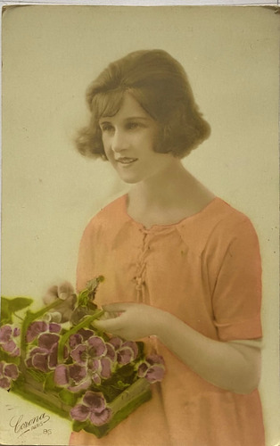 Antigua Postal, Año 1929, Pintura, Mujer Joven, Flores, Pr25