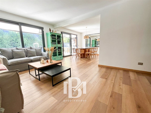 Casa En Venta De 3 Dorm. En Lo Barnechea