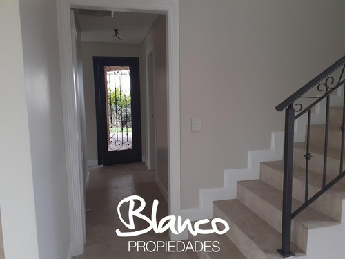Imagen 8 de 30 de Hermosa Casa De Tres Plantas Dentro Del Barrio Cerrado La Lomada De Pilar