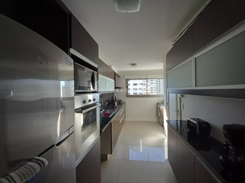 Apartamento De 2 Dormitorios En Torre Imperiale, Punta Del Este.