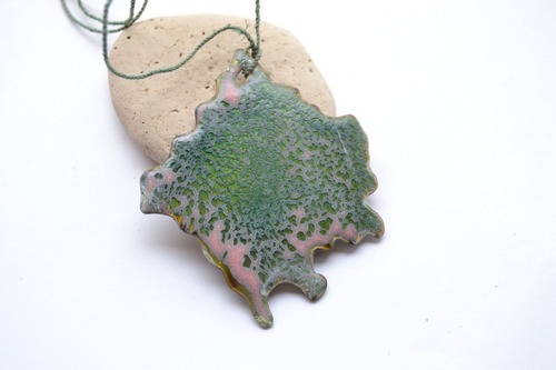 Imagen 3 de 3 de Collar Verde Y Rosa,, Esmalte, Coleccion Bosque, Cod1