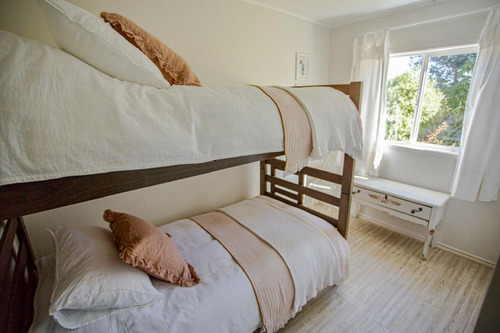 Casa Luminosa A Pasos Del Mar. 4 Piezas. Se Vende Amoblada