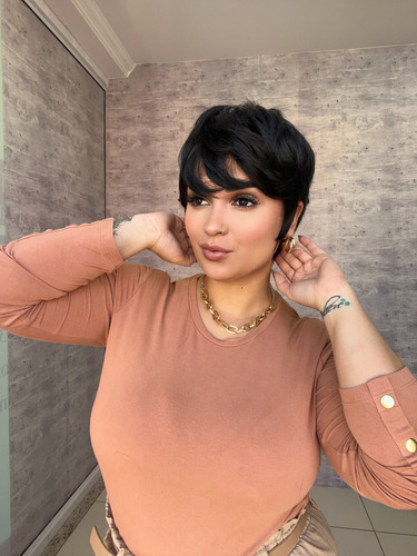 Peruca Curta Fibra Corte Pixie Modelo Carina Tamanho Da Base Regulável Tonalidade Preto