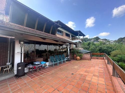 Casa En Venta En Alto Hatillo. Calle Cerrada Con Vigilancia. Negociable