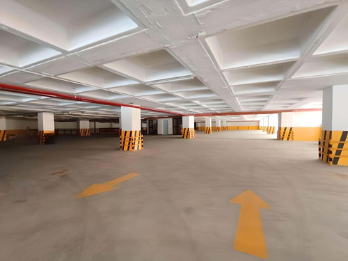 Local Comercial En Planta Baja En Renta En Bernardo Quintana, Con Estacionamiento.