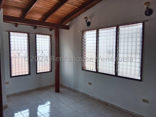 Townhouse En Turmero Hermoso Frente De Piedras Decorativas, Amplia Sala Comedor 24-28979 Irrr