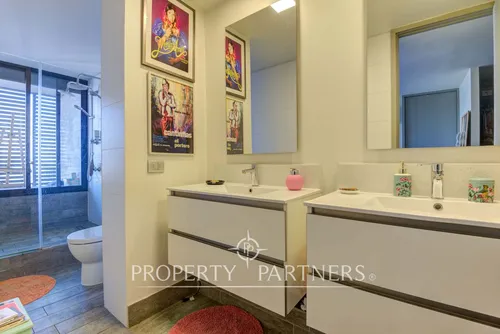 Penthouse Dúplex Con Vista Despejada En Moderno Ed...