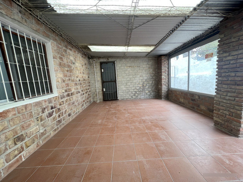 Alquiler De Hermosa Casa, Totalmente Reciclada, Piedras Blancas, 2 Dormitorios, Cochera, Baño, 2 Patios, Sin Gastos Comunes, Muy Segura!!