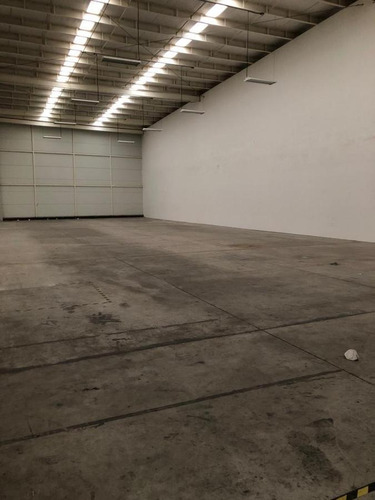 Imagen 7 de 10 de Bodegas Industriales Con Anden De Descarga Propio, Rampa De Acceso A La Bodega, Oficinas, Baños