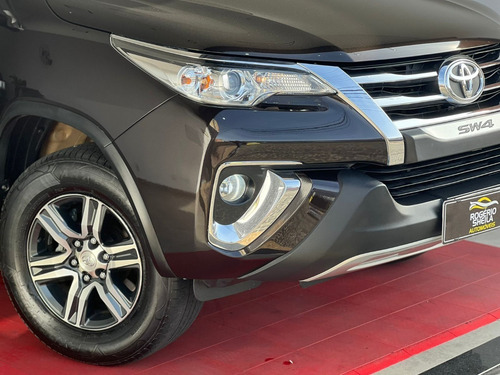 Imagem 9 de 13 de Toyota - Hilux Sw4 2.7 16v 4p Flex Sr 7 Lugares Automático
