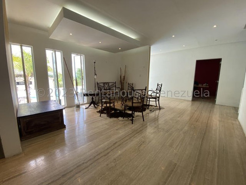 Amplia Y Luminosa Casa En Venta En Bosques De La Lagunita
