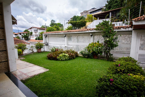 Bella Casa, Con Amplios Espacios Y Jardines Ubicada En Calle Cerrada. 25-17564.