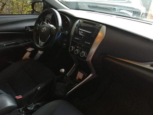 Imagen 9 de 11 de Toyota Yaris E 2018 Hatchback